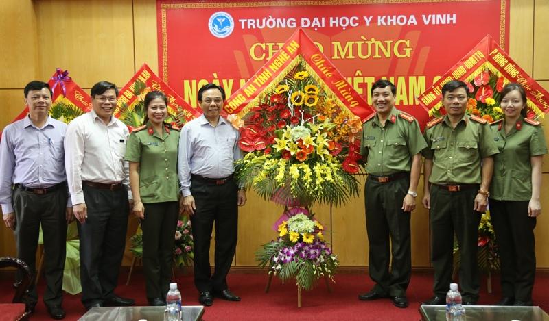 Lãnh đạo Công an tỉnh tặng hoa chúc mừng tại Trường Đại học Y khoa Vinh