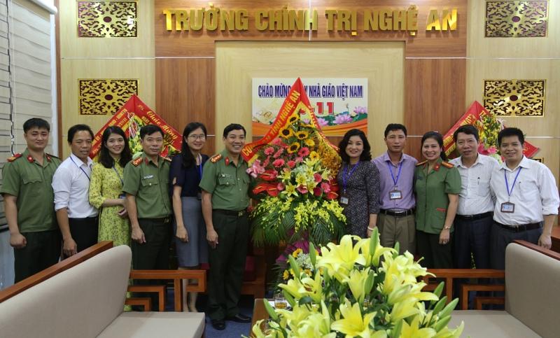 Lãnh đạo Công an tỉnh tặng hoa chúc mừng tại Trường Chính trị tỉnh