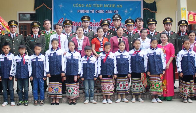 Trao tặng đồng phục mới cho học sinh nghèo vùng cao