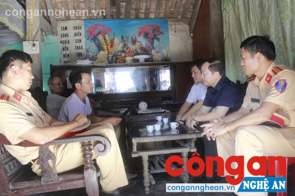 Thăm hỏi, hỗ trợ gia đình nạn nhân tai nạn giao thông
