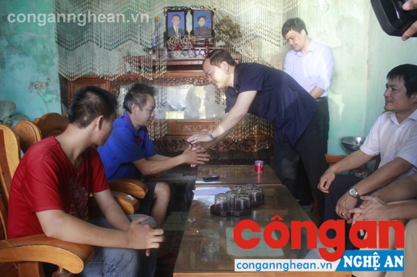 Đ/c Nguyễn Đức An trực tiếp trao quà cho gia đình ông Lê Đình Sinh khối Tân Tiên, phường Quỳnh Thiện