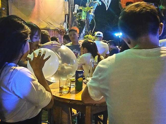 Mang mầm họa với bóng cười