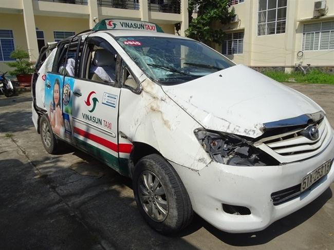  Xe taxi bị nhóm cướp nhí cướp rồi bỏ chạy. 