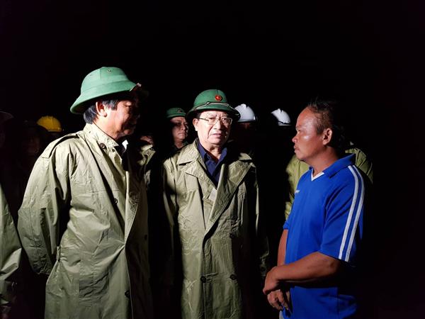 Phó Thủ tướng trò chuyện với người dân tại khu nuôi lồng bè nuôi tôm xã Nhơn Hải, huyện Ninh Hải.