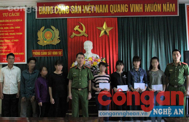 Phòng CSHS trao quà hỗ trợ các nạn nhân