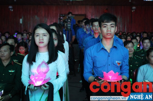 các em học sinh, sinh viên cùng cầu nguyện cho linh hồn những người do tai nạn giao thông