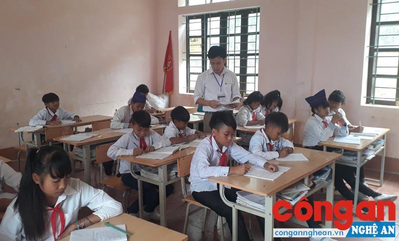 Thầy giáo Đào Chính Hiền với học trò vùng cao trong giờ lên lớp