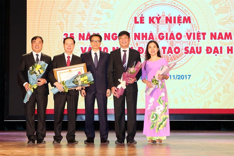 Phó Thủ tướng Vũ Đức Đam trao tặng Huân chương Lao động hạng Ba cho Viện Đào tạo sau đại học. Ảnh: VGP/Đình Nam