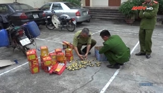 Bỏ xe chở đầy pháo nổ chạy thoát thân