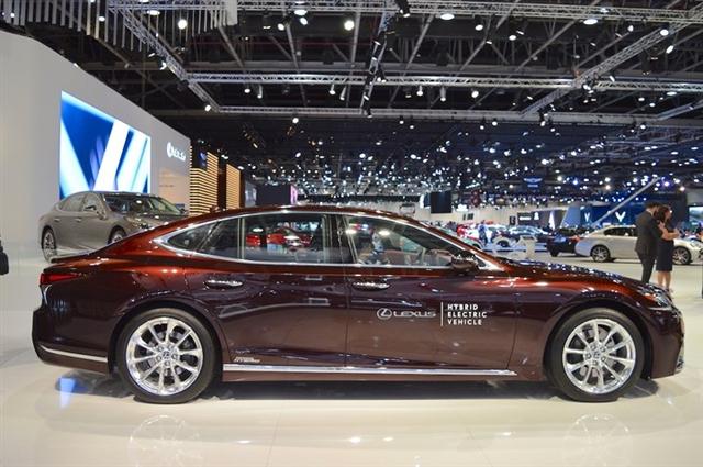Mô hình xe bạn đang chiêm ngưỡng là chiếc LS 500h. Mẫu xe được thiết kế lại dựa trên nền tảng cấu trúc toàn cầu GA-L với hệ dẫn động cầu sau.