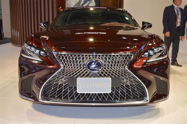 Về vận hành, xe được trang bị hệ thống Lexus Hybrid Drive, động cơ xăng 8GR-FXS V6 3.5L, công suất tối đa 354 mã lực. Bên cạnh đó, khách hàng cũng có thể lựa chọn phiên bản động cơ tăng áp kép cho Lexus LS 2018 của mình.