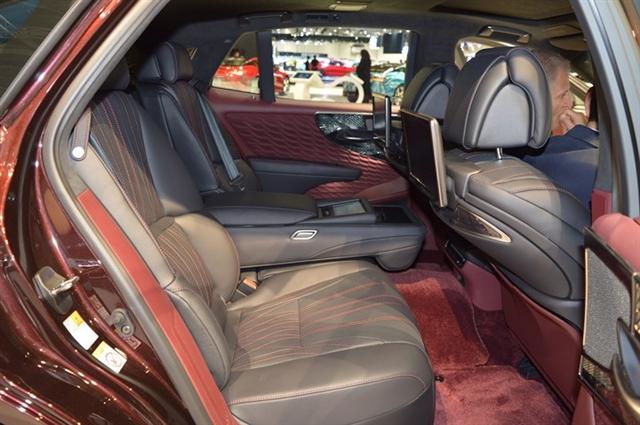 Lexus cũng chú trọng vào trải nghiệm lái và những tính năng an toàn như hệ thống đèn pha chống lóa chủ động, cảnh báo va chạm, kiểm soát hành trình linh hoạt, hỗ trợ giữ làn, phát hiện điểm mù và cung cấp 14 túi khí bảo vệ.