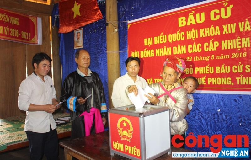 Phát huy vai trò người có uy tín trong đồng bào dân tộc thiểu số: Đồng bộ, thiết thực