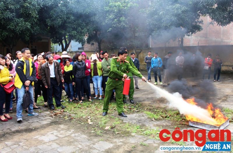 Là đơn vị khối trưởng, Cảnh sát PC&CC đã đi đầu, gương mẫu trong thực hiện phong trào thi đua (Trong ảnh: Cảnh sát PC&CC tăng cường mở các lớp huấn luyện nghiệp vụ về PC&CC cho đông đảo tầng lớp nhân dân)