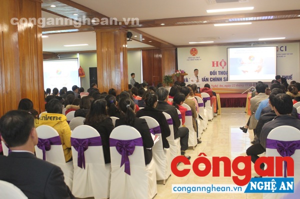 Đồng chí Hà Lê Dũng - Phó Cục trưởng Cục Thuế trình bày Dự thảo sửa đổi, bổ sung một số điều của các Luật về Thuế