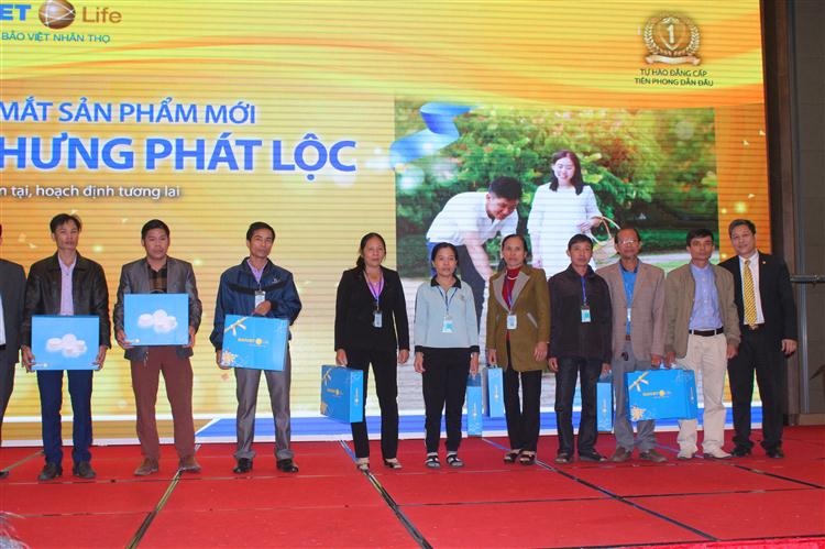 Trao quà cho các khách hàng tại lễ đăng ký sản phẩm mới