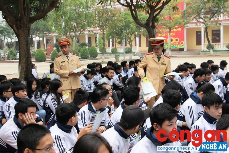 Cần đa dạng hóa các hình thức giáo dục pháp luật cho học sinh phổ thông