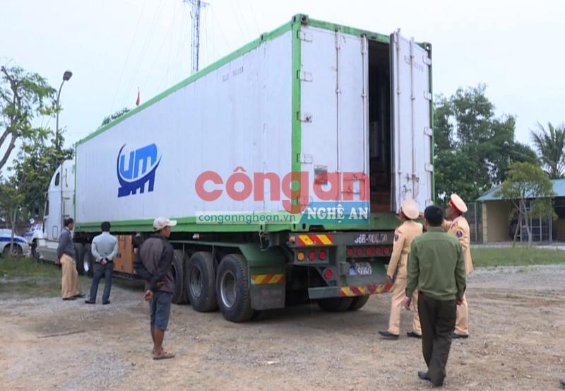 Phát hiện vụ vận chuyển số lượng lớn gỗ trái phép