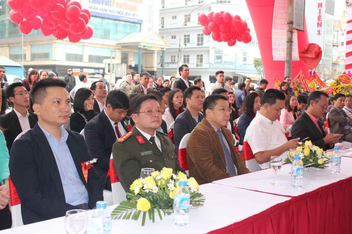 Các đại biểu dự lễ khai trương
