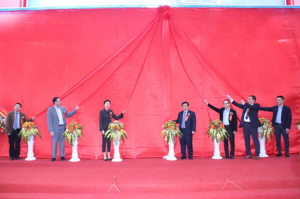 Các đại biểu kéo băng khai trương
