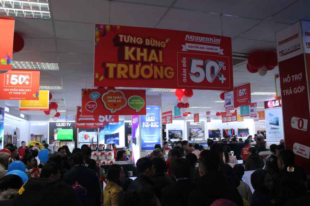 Ngay lúc mở cửa, rất nhiều người dân đã tham quan và mua sắm