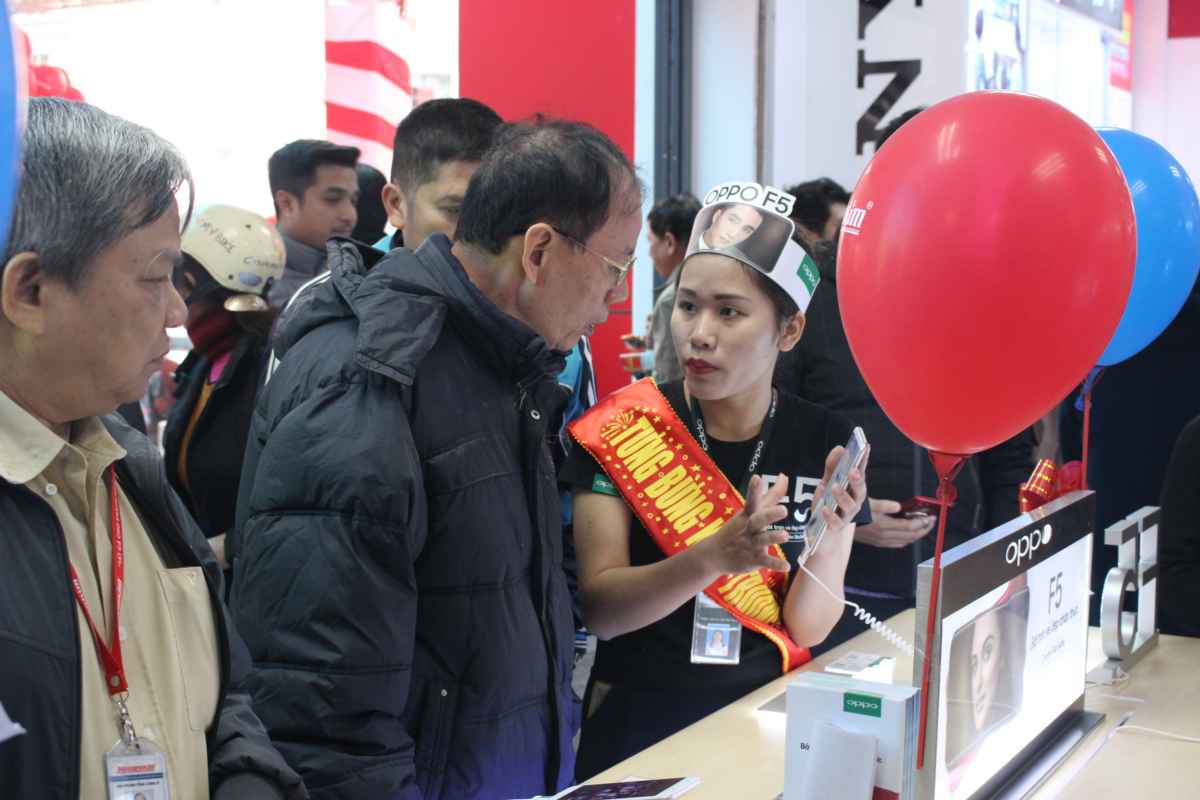 Nhân viên bán hàng tận tình hướng dẫn cho khách hàng
