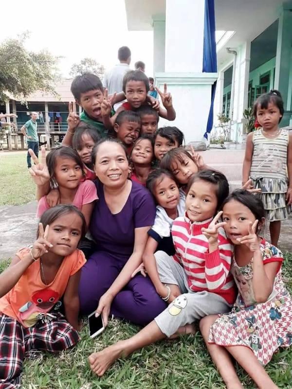 Những giây phút hạnh phúc của cô giáo cắm bản bên học trò thương yêu.
