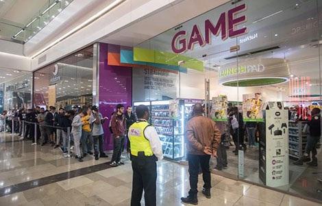 Rồng rắn từ sáng sớm trước siêu thị Game ở Anh.
