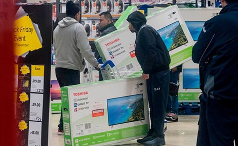 Hàng chất đống trước Tesco, Anh