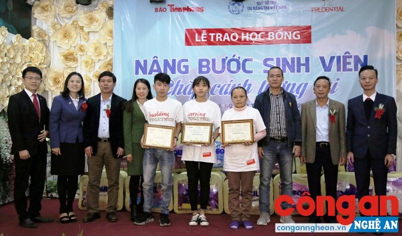 Báo Tiền Phong cùng Prudential 'Nâng bước sinh viên – Chắp cánh tương lai' lần 1 - 2017