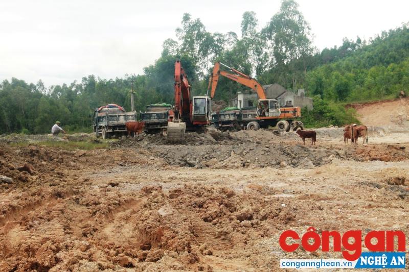 Chính quyền có 'làm ngơ' cho doanh nghiệp khai thác đất trái phép?