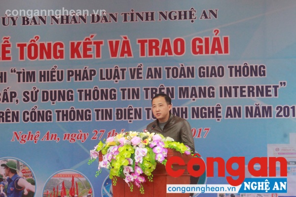 Thầy Nguyễn Minh Đạt- Hiệu trưởng Trưởng THPT Quỳ Hợp 3 đại diện đơn vị có thí sinh dự thi đông nhất phát biểu tại lễ tổng kết