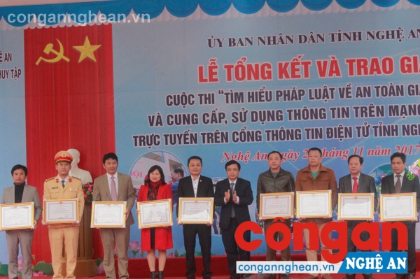 Trao giải cho tập thể, cá nhân có thành tích trong Tổ chức cuộc thi và tham gia thi đông nhất