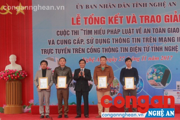 Trao bằng khen UBND tỉnh cho đơn vị có thí sinh dự thi cao nhất