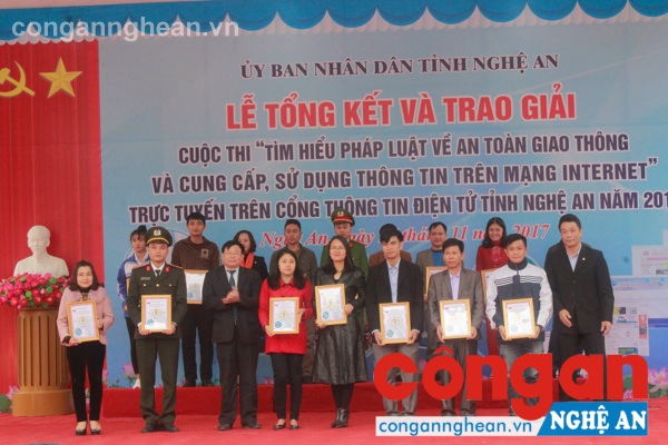 Trao chứng nhận của Ban Tổ chức cho thí sinh đạt giải nhì và ba