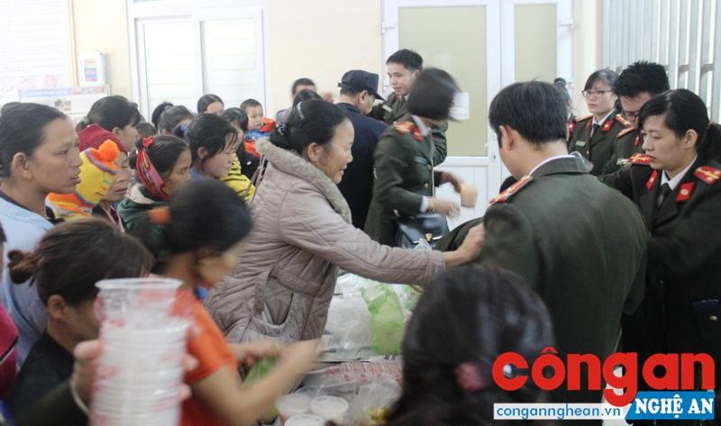Hơn 400 bát cháo tình thương trao cho bệnh nhân