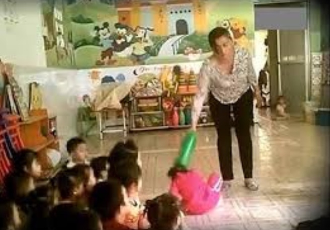 Hình ảnh Linh hành hạ trẻ em được cắt từ clip
