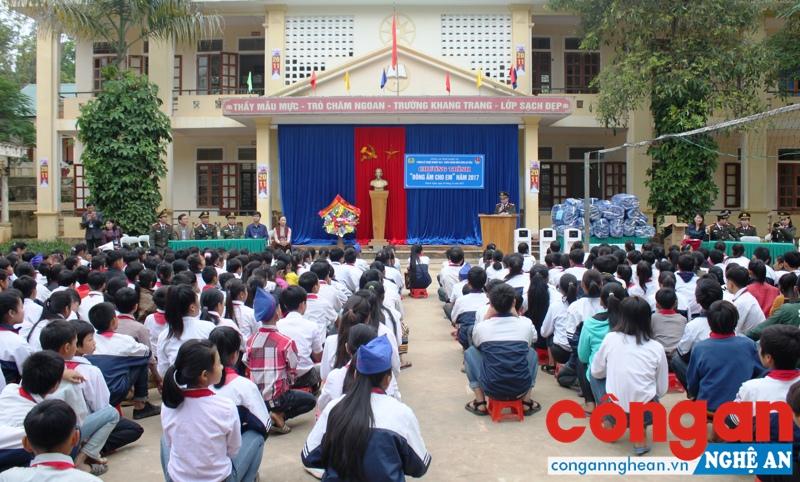 Toàn cảnh buổi lễ trao quà