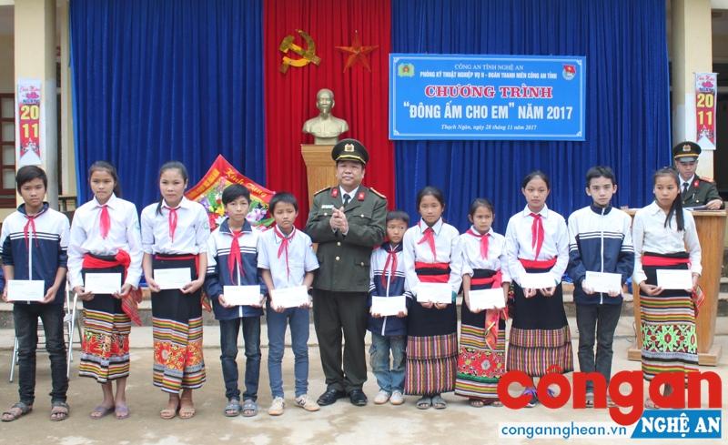 Trao quà cho các học sinh nghèo vượt khó