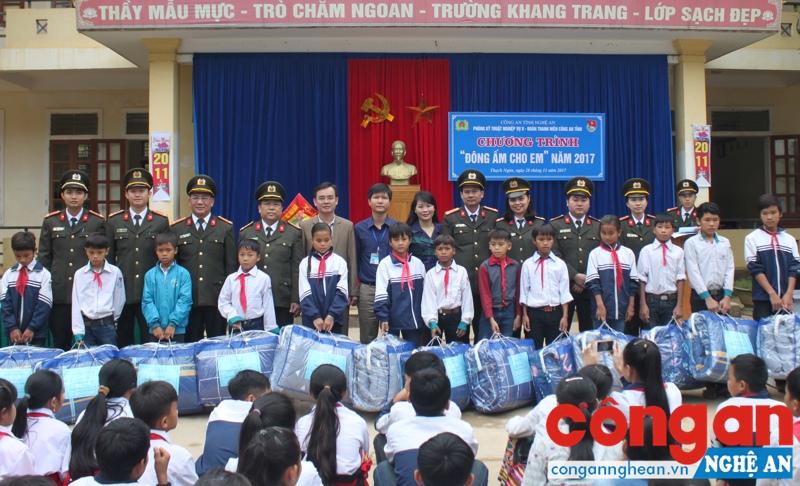 Tặng chăn ấm cho các học sinh tại trường