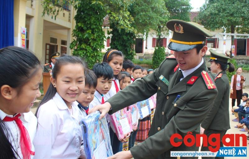 Tặng cặp sách cho các học sinh
