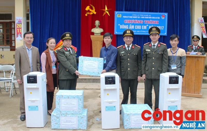 Trao tặng quà cho nhà trường