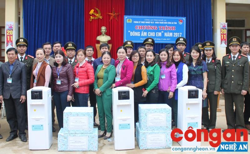 Công an Nghệ An trao quà cho học sinh nghèo vượt khó tại Con Cuông