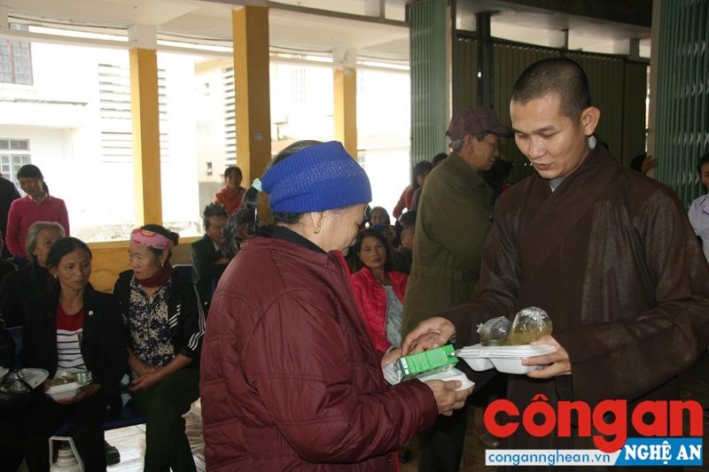 Hơn 600 suất cơm, sữa và 11 triệu đồng hỗ trợ bệnh nhân nghèo