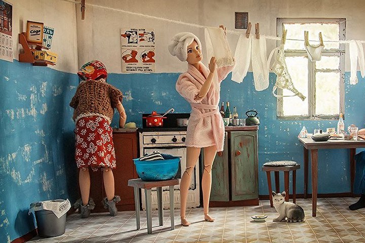 Khi vài gia đình chung một căn hộ, họ phải lên thời gian biểu sử dụng phòng tắm và bếp. Họ cũng làm chung một số việc nhà.