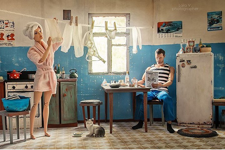 Các cư dân trong những căn hộ tập thể như thế này chung bếp, phòng tắm và toilet. Trong ảnh, búp bê Barbie huyền thoại của Mỹ đang phơi đồ vừa giặt.