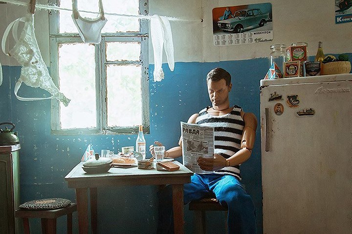 Anh Ken đang đọc một tờ báo Pravada – cơ quan ngôn luận của Đảng Cộng sản Liên Xô. Không gian chật chội nên quần áo được phơi ngay bên trong.