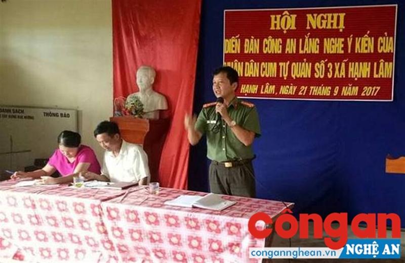Cán bộ Công an huyện Thanh Chương giải đáp thắc mắc của người dân tại diễn đàn “Công an lắng nghe ý kiến nhân dân”