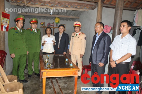 Thăm và tặng quà gia đình nạn nhân tử vong do tai nạn giao thông
