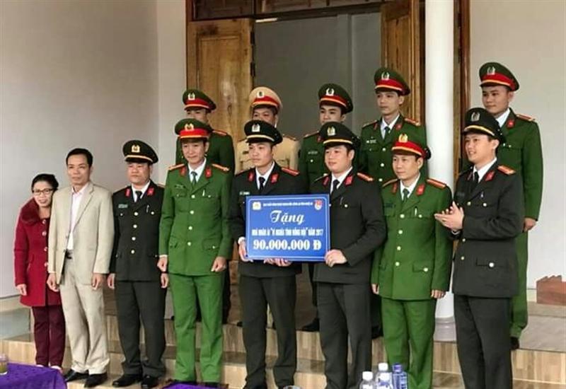 Bàn giao nhà đồng đội cho cán bộ có hoàn cảnh khó khăn